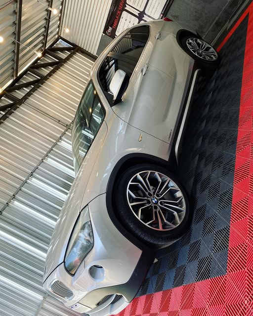 Roda de liga polida de um BMW, dentro da oficina