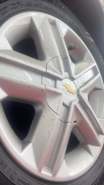 Roda suja antes do detalhamento, mostrando o antes do serviço