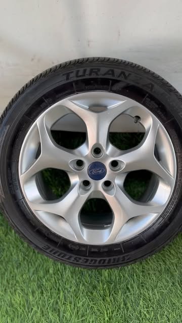 Roda de Ford com pneu novo, veículo já entregue ao cliente