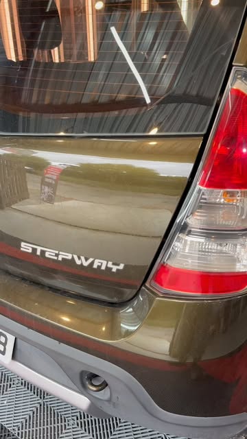 Detalhe de lanterna e porta-malas polidos de uma Stepway
